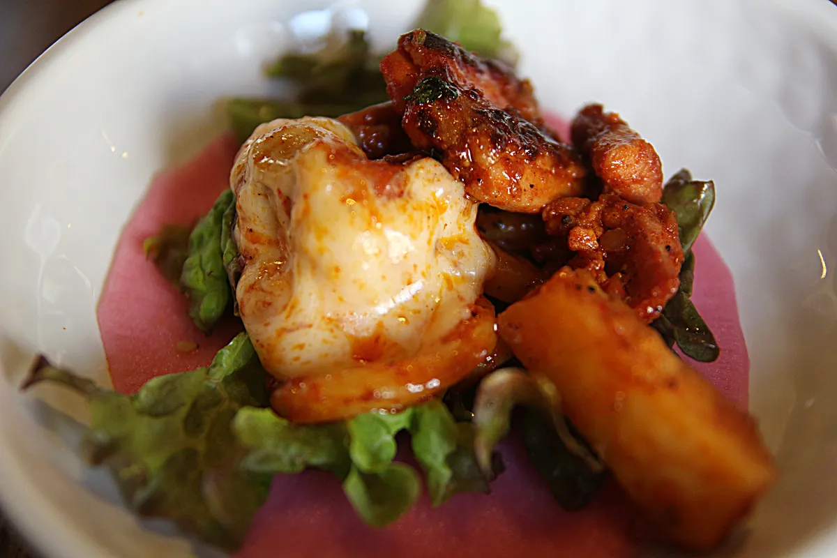 홍대 맛집 신미경 닭갈비의 신선한 무 쌈 - 홍대 유명 음식점에서 즐기는 서울 대표 맛집의 쌈 문화 | Hongdae restaurant famous dakgalbi radish wraps - Shin Mi-kyung Seoul gourmet, Korean traditional wrap style | 弘大美食著名的辣炒鸡排萝卜包 - 首尔一流餐厅的传统包菜美食 | 弘大美食著名的辣炒鸡排蘿蔔包 - 首爾一流餐廳的傳統包菜美食 | 弘大グルメ著名な辣炒鸡排大根包 - ソウル一流レストランの伝統ラッピング美食